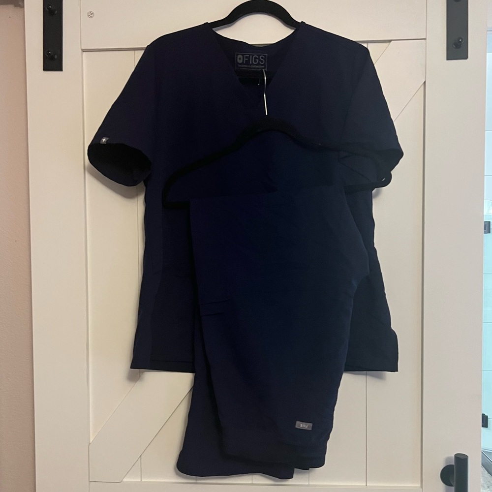 FIGS navy scrub set